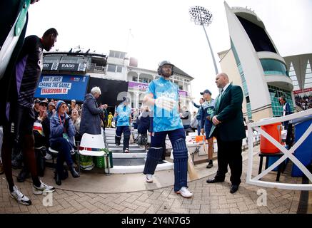 L'inglese Ben Duckett e Phil Salt escono per aprire la battuta durante la prima partita internazionale di un giorno a Trent Bridge, Nottingham. Data foto: Giovedì 19 settembre 2024. Foto Stock