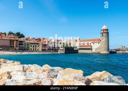 Chiesa di Notre-Dame-des-Anges o nostra Signora degli Angeli e Cappella di Saint-Vincent accanto alla spiaggia di Collioure o Cotlliure, villaggio di pescatori di Fran Foto Stock