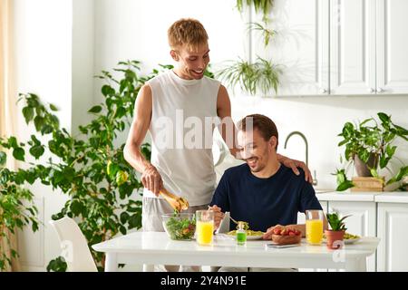 Una coppia amorevole condivide le risate mentre pranza nella loro luminosa cucina. Foto Stock