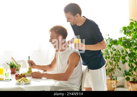 Una coppia amorevole che pranza nella loro cucina moderna Foto Stock