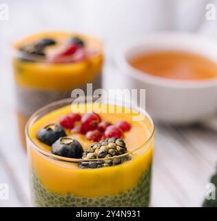 Budino di chia alla curcuma di mango con frutti di bosco Foto Stock