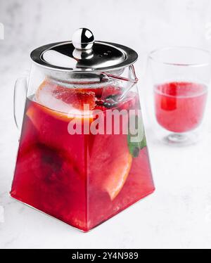 Punch frizzante di fragole, arancia e basilico, cocktail primaverile Foto Stock