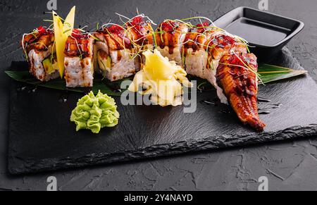 Panino canadese con anguilla, crema di formaggio e avocado su nero Foto Stock