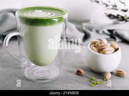 Latte matcha verde con pistacchi Foto Stock