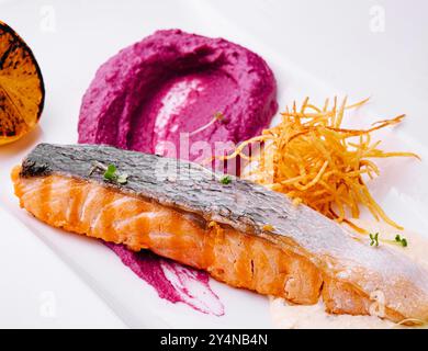 Salmone con purea di barbabietole e salsa panna Foto Stock