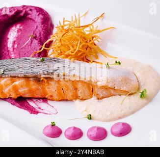 Salmone con purea di barbabietole e salsa panna Foto Stock