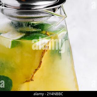 Tè verde ghiacciato o limonata con lime e menta Foto Stock