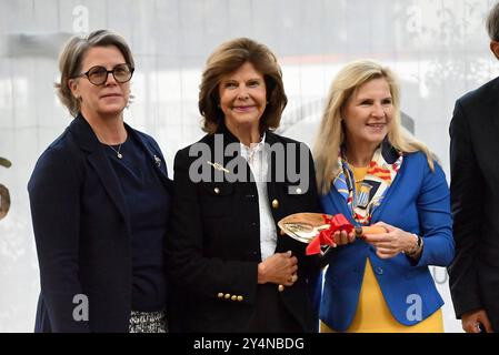 Königin Silvia von Schweden beim Spatenstich Childhood-Haus Berlin an der CharitÃ Berlin, 19.09.2024 Spatenstich Childhood-Haus Berlin an der CharitÃ , Campus Virchow-Klinikum, unter Beteiligung ihrer Majestät Königin Silvia von Schweden. Personen von Links, Julia Woeste, Königin Silvia, Astrid Lurati, Berlino Germania *** la regina Silvia di Svezia alla cerimonia rivoluzionaria per la casa dell'infanzia di Berlino a Charité Berlino, 19 09 2024 cerimonia rivoluzionaria per la casa dell'infanzia di Berlino a Charité, Campus Virchow Klinikum, con la partecipazione di sua Maestà la Regina Silvia di Svezia popolo di sinistra, Foto Stock