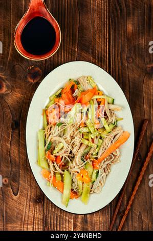 Insalata di funghi enoki e verdure. Cibo nazionale cinese. Foto Stock