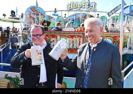 v.li: Clemens Baumgaertner Referent fuer Arbeit und Wirtschaft mit OB Dieter REITER. Presserundgang vor dem 189. Oktoberfest 2024 am 19.09.2024 *** da sinistra Clemens Baumgaertner capo del dipartimento per il lavoro e l'economia con il sindaco Dieter REITER Press tour prima dell'Oktoberfest 189 2024 il 19 09 2024 Foto Stock