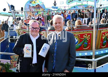 v.li: Clemens Baumgaertner Referent fuer Arbeit und Wirtschaft mit OB Dieter REITER. Presserundgang vor dem 189. Oktoberfest 2024 am 19.09.2024 *** da sinistra Clemens Baumgaertner capo del dipartimento per il lavoro e l'economia con il sindaco Dieter REITER Press tour prima dell'Oktoberfest 189 2024 il 19 09 2024 Foto Stock