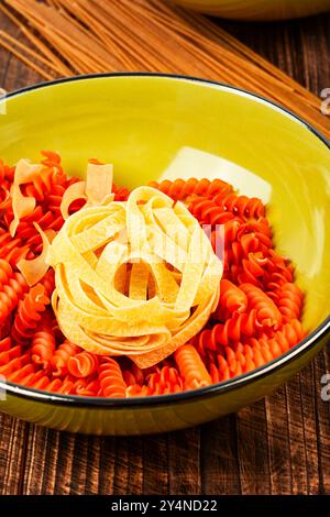 Diversi tipi e forme di pasta, spaghetti e spaghetti in una ciotola. Foto Stock