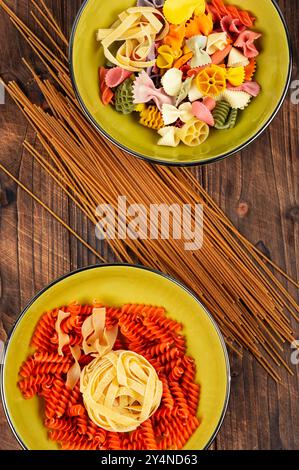 Un set di maccheroni secchi, pasta cruda e spaghetti. Foto Stock