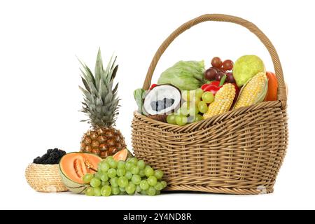 Cestello in vimini con verdure fresche e frutta diverse isolate su bianco Foto Stock