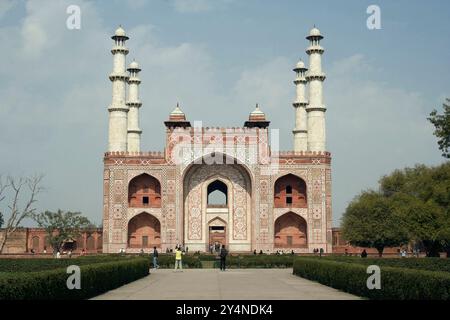 Agra, Uttar Pradesh / India - 8 febbraio 2012 : Vista frontale della porta d'ingresso meridionale della tomba di Akbar o del forte di Sikandra. Foto Stock