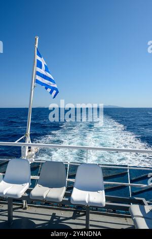 Sentiero d'acqua schiumoso dietro un traghetto greco. Mar Egeo, Isole Cicladi, Grecia Foto Stock