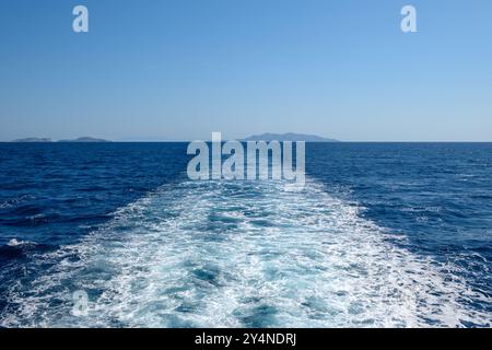 Sentiero d'acqua che schiude dietro un traghetto. Mar Egeo, Grecia Foto Stock