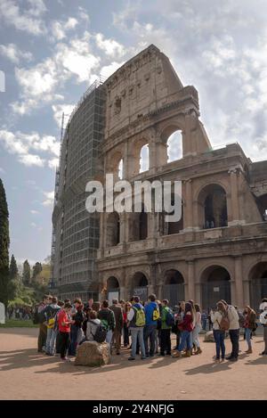 ROMA, ITALIA-02 APRILE-i turisti che visitano il Colosseo (iniziarono a costruire nel 72 d.C. sotto Vespasiano, e nel 80 d.C. l'anfiteatro fu consacrato da Tito) Foto Stock