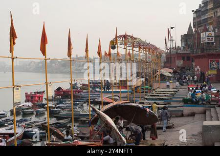 Varanasi, Uttar Pradesh / India - 7 maggio 2015 : Un luogo per esibirsi serali Ganga Aarti sulle rive del Gange a Varanasi. Foto Stock