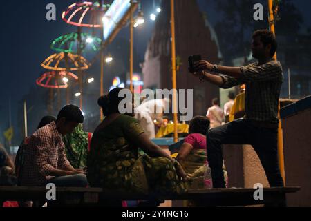 Varanasi, Uttar Pradesh / India - 7 maggio 2015 : Un giovane che si fa selfie al Ganga ghat la sera. Foto Stock