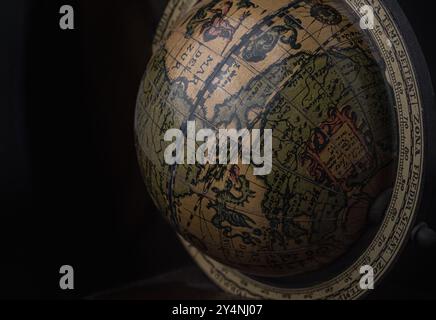 Bangkok, Tailandia - 19 set, 2024 - primo piano di Replica Globe o World Globe Map su sfondo nero. Esclusivo Geography Earth Globe Home decor, Light An Foto Stock