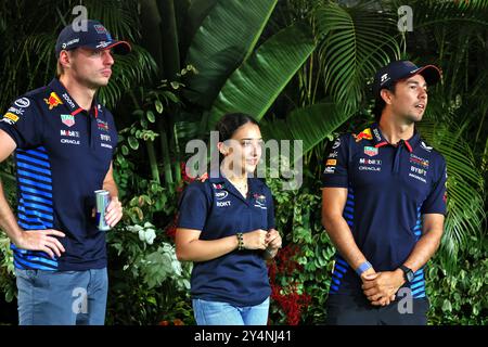 Singapore, Singapore. 19 settembre 2024. (Da L a R): Max Verstappen (NLD) Red Bull Racing con Hamda al Qubaisi (UAE) MP Motorsport F1 Academy driver; e Sergio Perez (mex) Red Bull Racing. Formula 1 World Championship, Rd 18, Gran Premio di Singapore, giovedì 19 settembre 2024. Marina Bay Street Circuit, Singapore. Crediti: James Moy/Alamy Live News Foto Stock