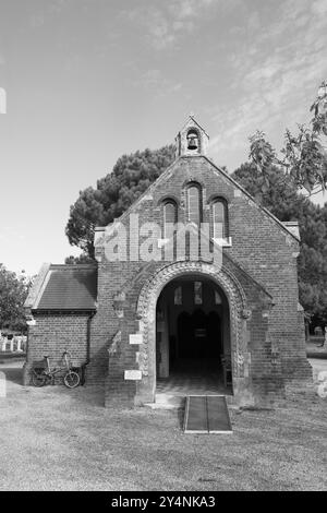 Gosport, Hampshire, Inghilterra. 13 settembre 2024. Scala di grigi: La piccola cappella multireligiosa. Questa foto fa parte di una serie che ho scattato durante una recente visita al cimitero della Royal Navy di Haslar durante gli Open Days del Gosport Heritage. In questa selezione sono incluse alcune foto che ho scattato durante il viaggio di andata e ritorno dall'evento, mentre ero a piedi. Foto Stock