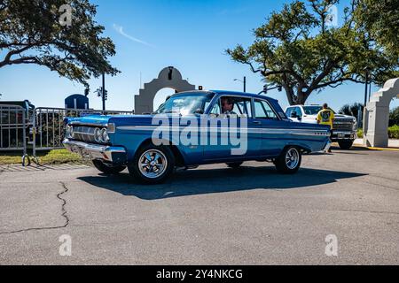 Gulfport, MS - 2 ottobre 2023: Vista dall'angolo anteriore con prospettiva bassa di un tetto rigido Mercury Comet 404 a 2 porte del 1964 in una mostra automobilistica locale. Foto Stock