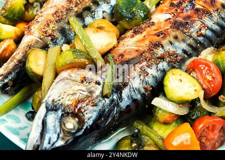 Pesce sgombro e pomodori al forno, cavolo e fagiolini. Pesce gustoso, pesce. Foto Stock