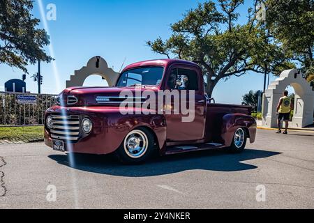 Gulfport, MS - 2 ottobre 2023: Vista dall'angolo anteriore con prospettiva bassa di un pick-up Ford F1 del 1950 in una mostra automobilistica locale. Foto Stock