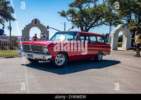 Gulfport, MS - 2 ottobre 2023: Vista dall'alto dell'angolo anteriore di una Ford Falcon Station Wagon del 1965 in una mostra di auto locale. Foto Stock