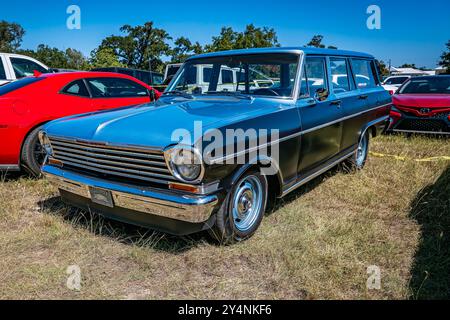 Gulfport, MS - 2 ottobre 2023: Vista dall'alto dell'angolo anteriore di una Chevrolet Chevy II Nova Station Wagon del 1964 in una mostra di auto locale. Foto Stock