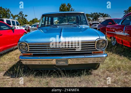 Gulfport, MS - 2 ottobre 2023: Vista frontale ad alta prospettiva di una Chevrolet Chevy II Nova Station Wagon del 1964 in una mostra di auto locale. Foto Stock