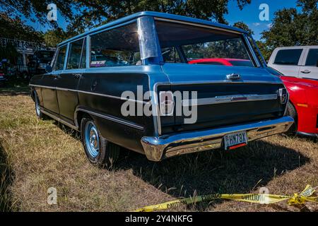 Gulfport, MS - 2 ottobre 2023: Vista dall'angolo posteriore della Chevrolet Chevy II Nova Station Wagon del 1964 in una mostra di auto locale. Foto Stock