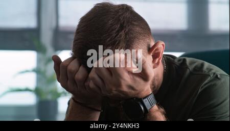 Primo piano di un militare depresso con contusione o PTSD che piange durante la riabilitazione dopo la guerra o la sessione di consulenza. Soldato parla con psicoterapeuta o psicologo. Disturbo da stress post traumatico Foto Stock
