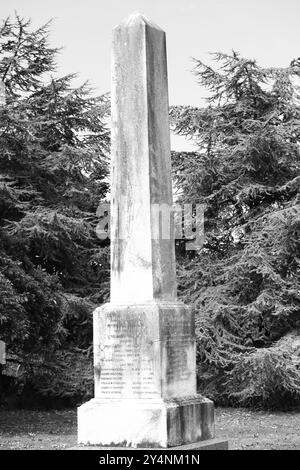 Gosport, Hampshire, Inghilterra. 13 settembre 2024. Vista in scala di grigi di una colonna commemorativa di guerra. Questa foto fa parte di una serie che ho scattato durante una recente visita al cimitero della Royal Navy di Haslar durante gli Open Days del Gosport Heritage. In questa selezione sono incluse alcune foto che ho scattato durante il viaggio di andata e ritorno dall'evento, mentre ero a piedi. Foto Stock