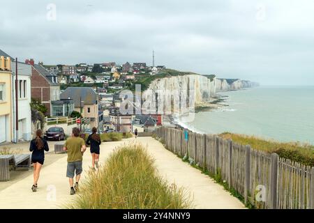 Gente che fa jogging lungo il sentiero che guarda le scogliere di gesso ad Ault, somme, Francia Foto Stock