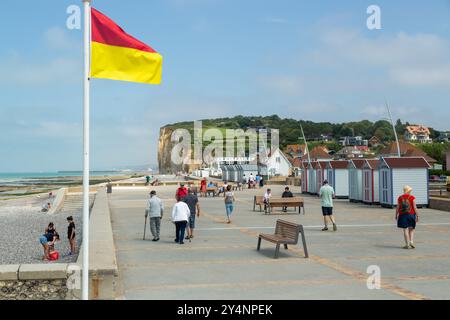 Persone sul lungomare di Pourville-sur-mer, Hautot-sur-Mer, Francia Foto Stock