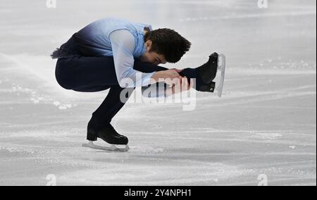 Oberstdorf, Germania. 19 settembre 2024. Pattinaggio artistico: Serie Challenger - Trofeo Nebelhorn, singolo, uomo, programma corto. Dias Jirenbayev dal Kazakistan gareggia al Nebelhorn Trophy. Crediti: Angelika Warmuth/dpa/Alamy Live News Foto Stock