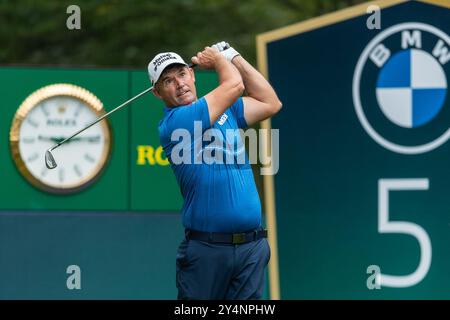 Padraig Harrington Ireland va a segno nella quinta buca durante la prima giornata del BMW PGA Championship al Wentworth Golf Club, Virginia Water, Inghilterra, il 19 settembre 2024. Foto di Grant Winter. Solo per uso editoriale, licenza richiesta per uso commerciale. Non utilizzare in scommesse, giochi o pubblicazioni di singoli club/campionato/giocatori. Crediti: UK Sports Pics Ltd/Alamy Live News Foto Stock