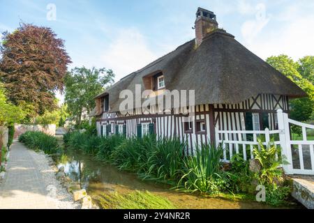 Uno splendido cottage in legno bianco e nero con tetto in paglia a Veules-les-Roses, Normandia, Francia Foto Stock