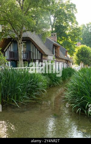 Uno splendido cottage in legno bianco e nero con tetto in paglia a Veules-les-Roses, Normandia, Francia Foto Stock