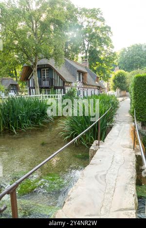 Uno splendido cottage in legno bianco e nero con tetto in paglia a Veules-les-Roses, Normandia, Francia Foto Stock