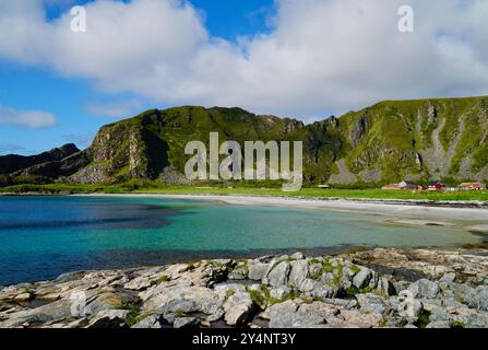 Acque turchesi e aspre montagne sulla spiaggia di Stave, lungo la Norwegian Scenic Route Andøya nel nord della Norvegia Foto Stock