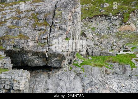 Aspre formazioni rocciose nell'area di riposo di Bukkekjerka, Andøya, Norvegia settentrionale Foto Stock