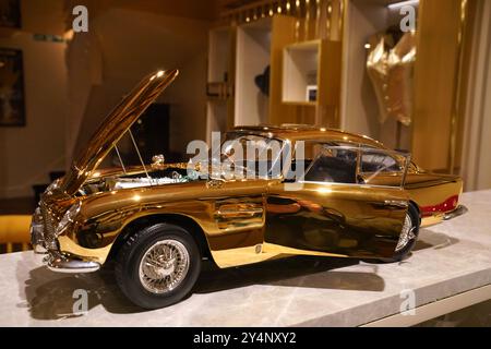 Un modello placcato oro 24 carati della Goldfinger Aston Martin DB5 di James Bond, al prezzo di £ 24.999 e uno dei soli sette prodotti in scala 1:8 dai produttori britannici di kit per auto Agora Models, in mostra al Burlington Arcade nel centro di Londra. Creato in collaborazione con 007 registi, Eon Productions e Aston Martin per celebrare i 60 anni del film di James Bond Goldfinger del 1964, il modello viene fornito con alcuni dei gadget più famosi di Bond, tra cui un sedile con eiettore funzionante e una targa girevole. Data foto: Giovedì 19 settembre 2024. Foto Stock