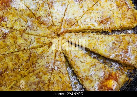 torta di mele domestica in una padella di ghisa nera tagliata in settori, primo piano Foto Stock