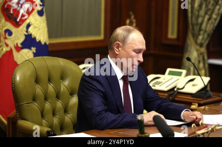 San Pietroburgo, Russia. 19 settembre 2024. Il presidente russo Vladimir Putin presiede una riunione sullo sviluppo delle forze armate tramite videoconferenza dal Palazzo di Costantino, 19 settembre 2024 a Strelna, San Pietroburgo, Russia. Crediti: Alexander Kazakov/piscina del Cremlino/Alamy Live News Foto Stock