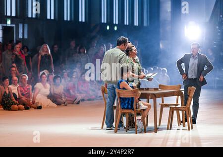 Berlino, Germania. 18 settembre 2024. L'insieme della Komische Oper Berlin in una prova fotografica dell'opera "Messiah" presso l'aeroporto Tempelhof di Berlino. La prima del pezzo di George Frideric Handel è il 21 settembre. Crediti: Jens Kalaene/dpa/Alamy Live News Foto Stock