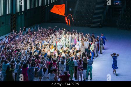 Berlino, Germania. 18 settembre 2024. L'insieme della Komische Oper Berlin in una prova fotografica dell'opera "Messiah" presso l'aeroporto Tempelhof di Berlino. La prima del pezzo di George Frideric Handel è il 21 settembre. Crediti: Jens Kalaene/dpa/Alamy Live News Foto Stock